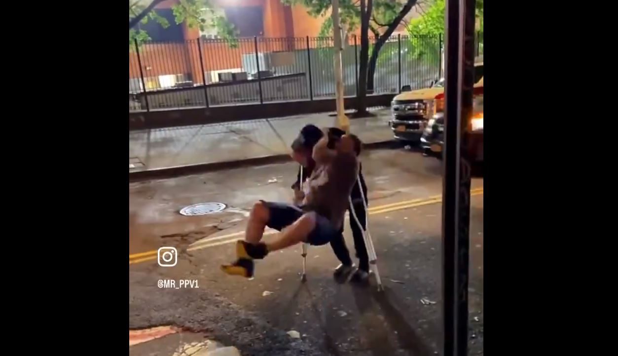 غضب أمريكي من فيديوهات لشاب يعتدي على المارة