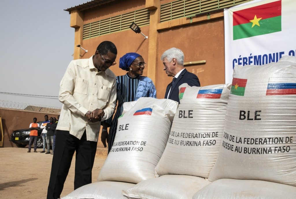 بوتين يشحن القمح الروسي مجاناً إلى أفريقيا.. لكن ما المقابل لهذا السخاء؟
