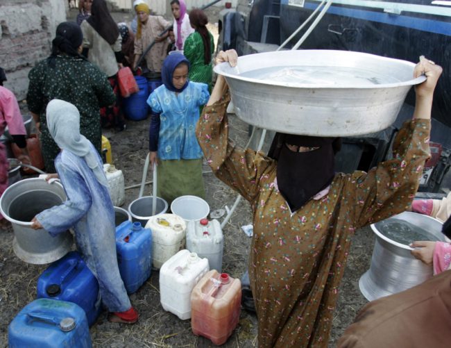 الجفاف يهدد المصريين! وزير الموارد المائية بالقاهرة: نصيب المواطن من المياه يقترب من الشح المائي 