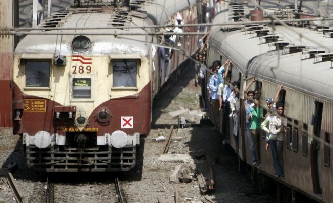 كما لو أنها لقطة من أحد أفلام “بوليوود”! قطار بضائع يسافر 80 كيلومتراً دون سائقيه في الهند (فيديو)