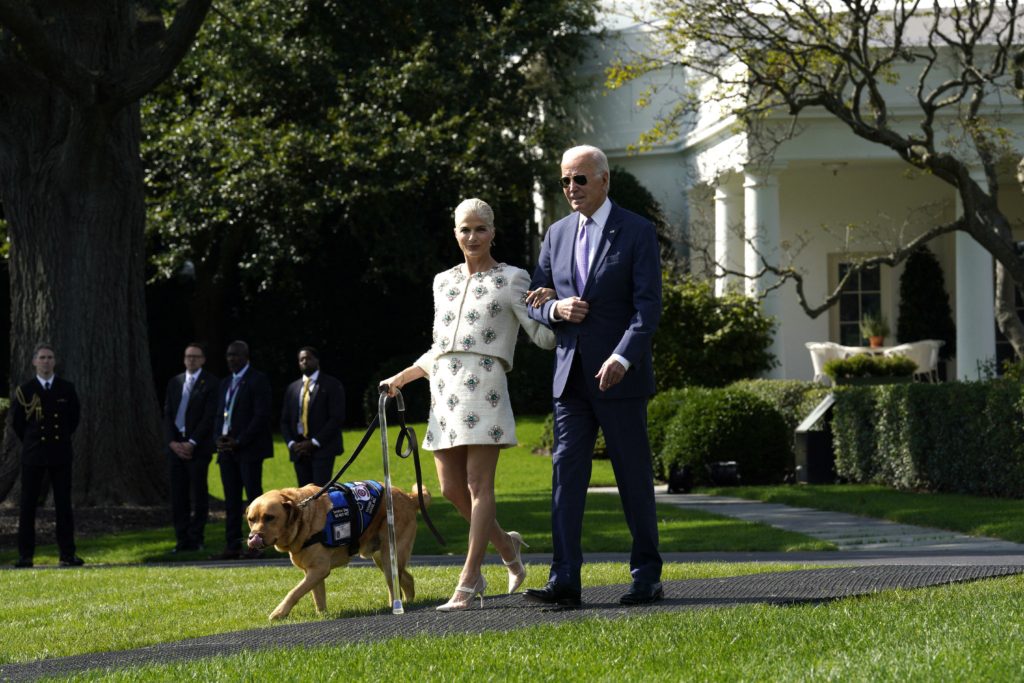 كلب بايدن يعض الموظفين 24 مرة خلال عام