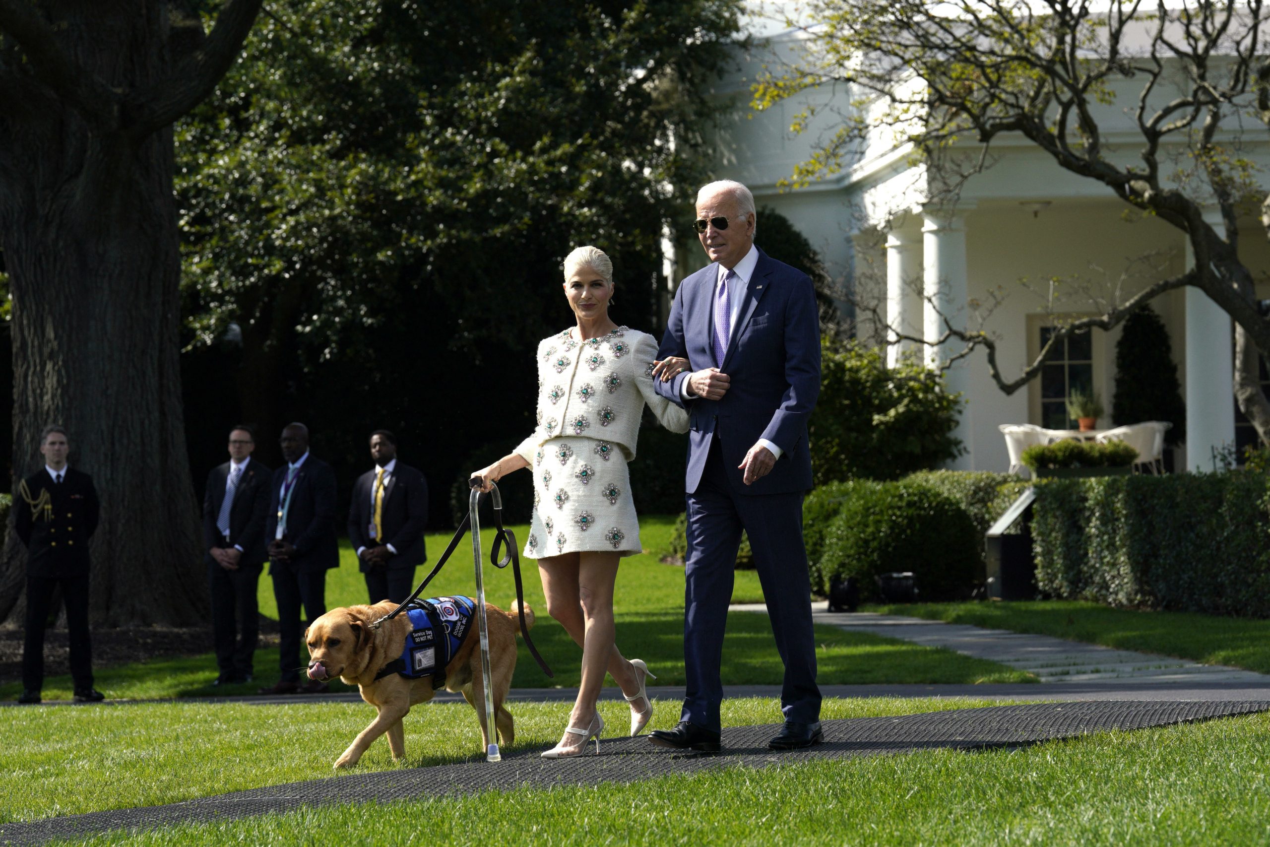 كلب بايدن يعض الموظفين 24 مرة خلال عام