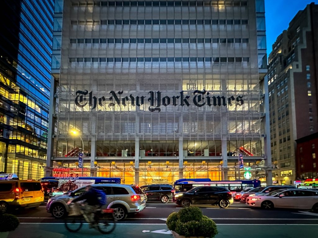 الصحفية الإسرائيلية أنات شوارتز اقتحام صحيفة نيويورك تايمز الحرب الإسرائيلية على قطاع غزة