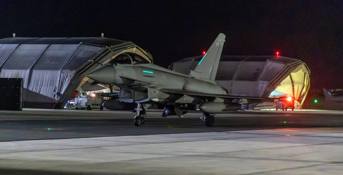 غارات أمريكية بريطانية تستهدف مواقع للحوثيين بالحديدة.. وهيئة بحرية تعلن عن حادثة بحرية غربي اليمن 