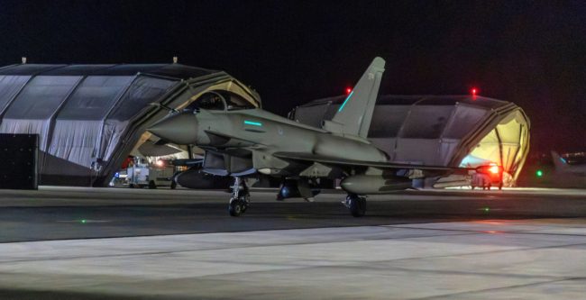 “الحوثي” تعلن تعرض 5 محافظات لقصف أمريكي بريطاني.. رويترز: الهجوم طال 36 هدفاً للجماعة اليمنية