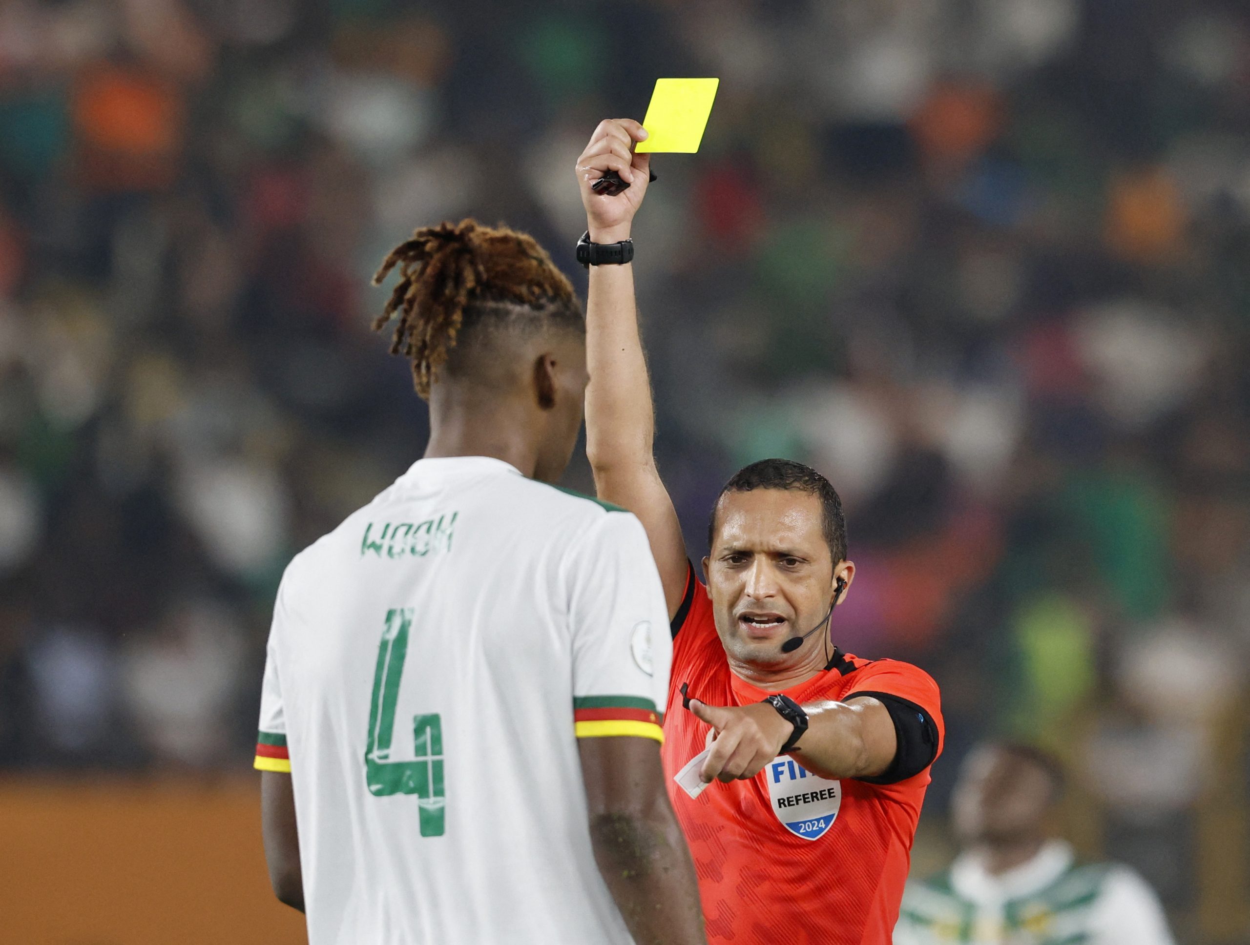 ضرب لاعباً من قبل، وتمرد على قرار “كاف”.. كواليس تجميد الحكم المغربي رضوان جيد