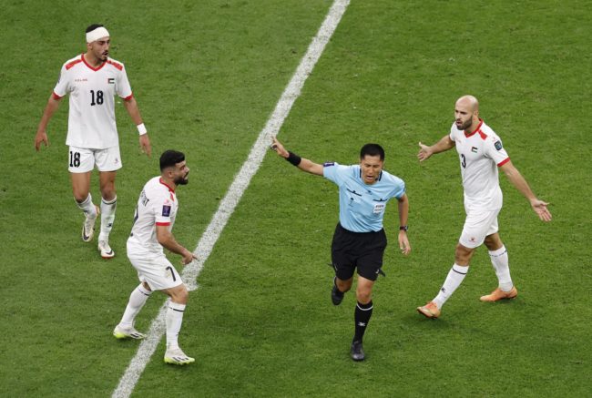 عدو السعوديين الذي أوقف بعد اتهامه بالرشوة.. من هو حكم مباراة قطر والأردن في نهائي كأس آسيا؟