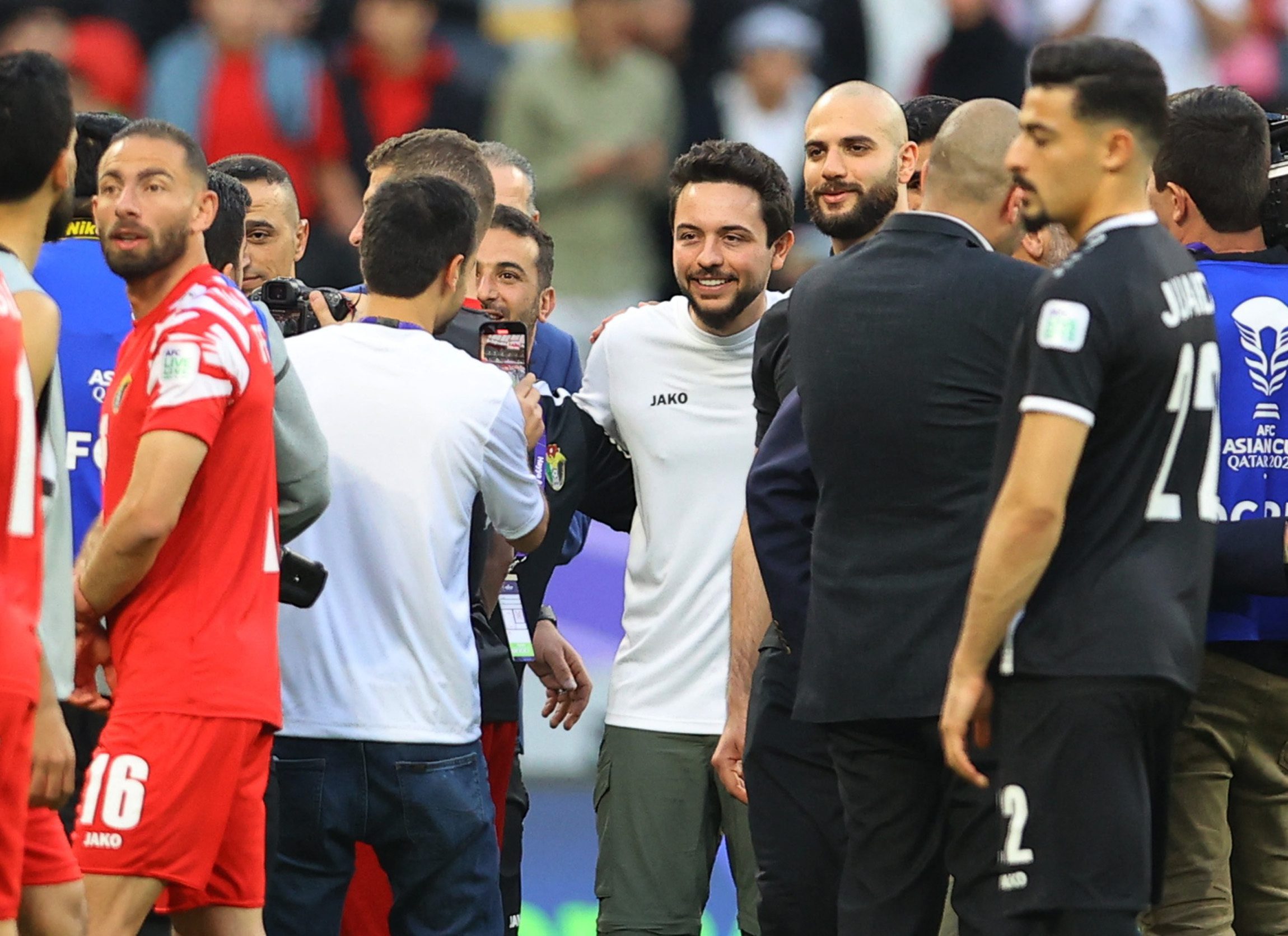 الأمير الحسين يحتفل بتأهل منتخب الأردن لنصف نهائي كأس آسيا (رويترز)
