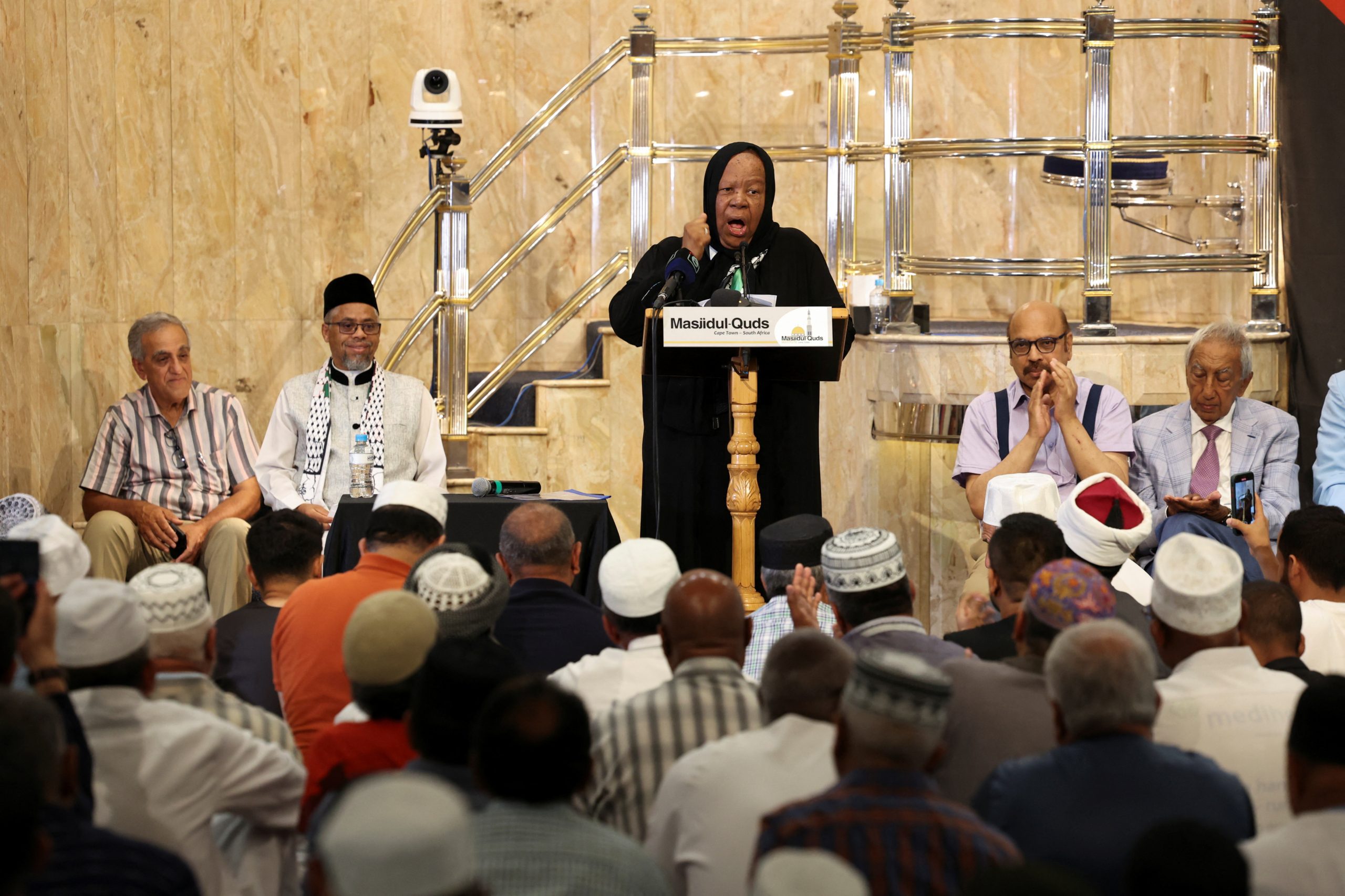 وزيرة خارجية جنوب إفريقيا ترتدي الحجاب