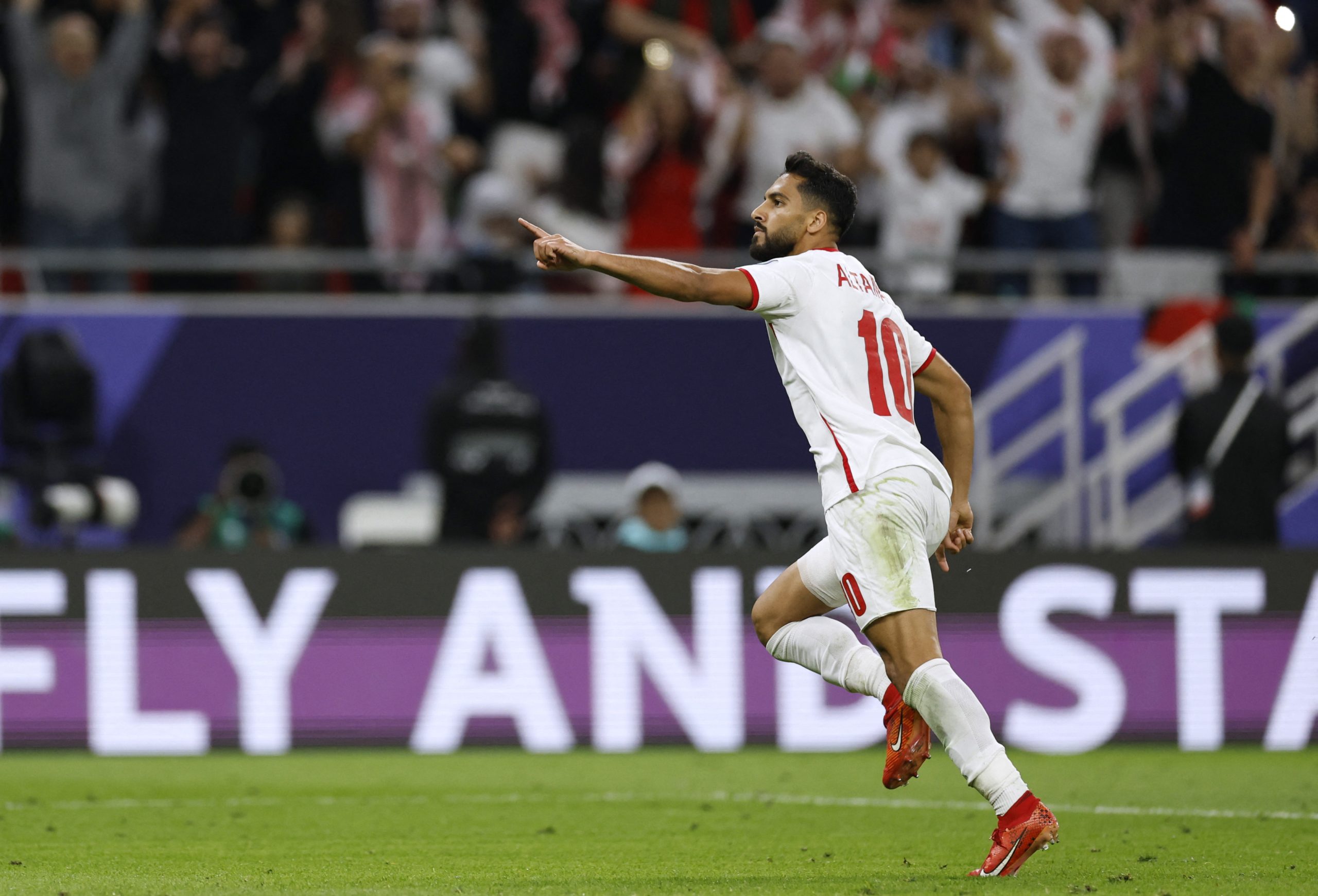 منتخب الأردن يهزم كوريا الجنوبية ويبلغ نهائي كأس آسيا (رويترز)