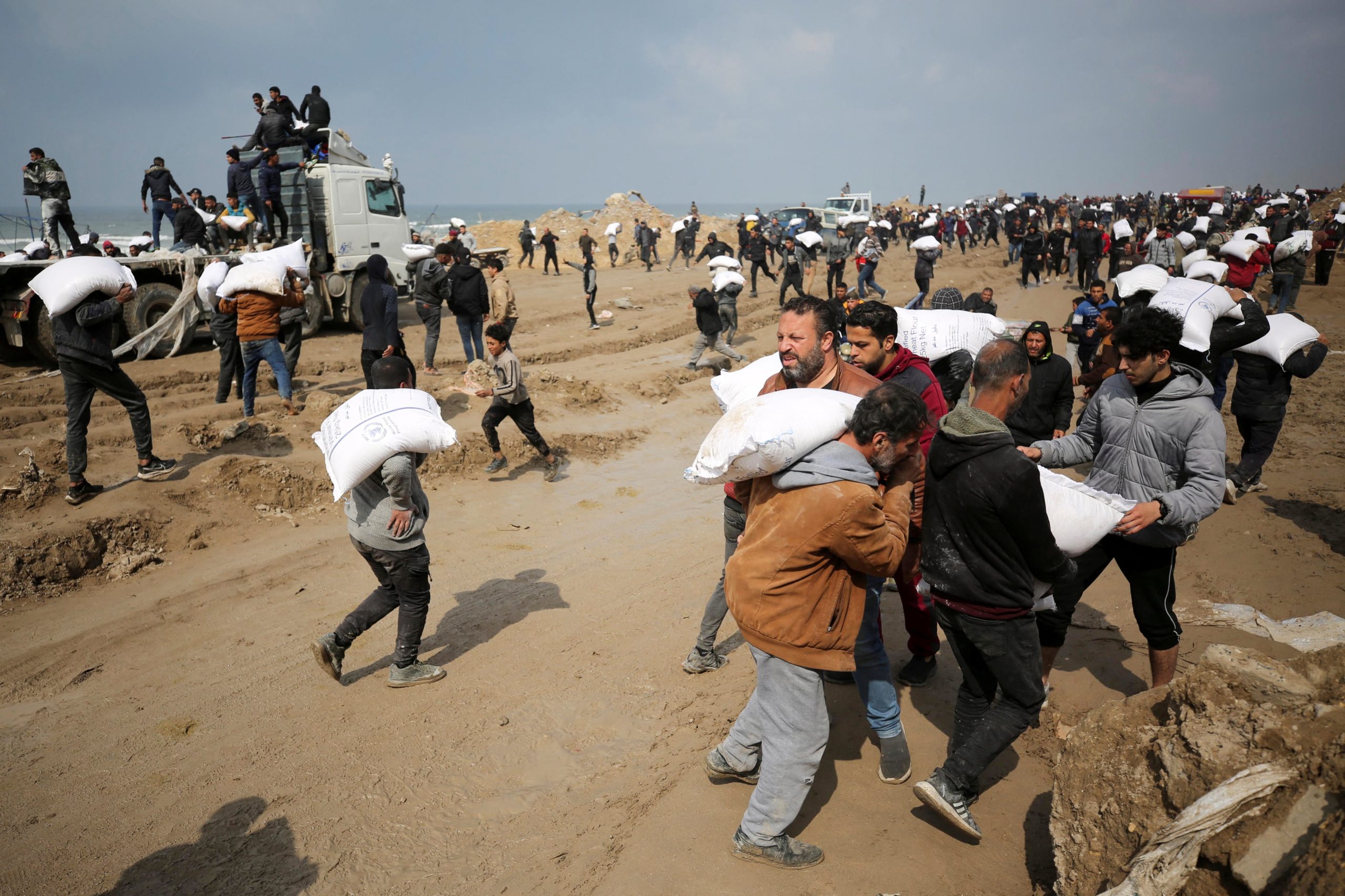 فلسطينيون يحاولون الحصول علي مساعدات في شمال غزة/رويترز