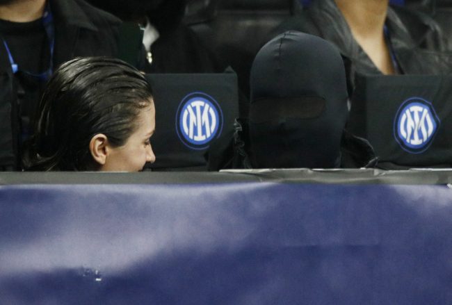 فنان أمريكي ظهر برفقة زوجته.. الكشف عن هوية “الرجل المقنّع” الذي حضر مباراة إنتر ميلان وأتلتيكو مدريد