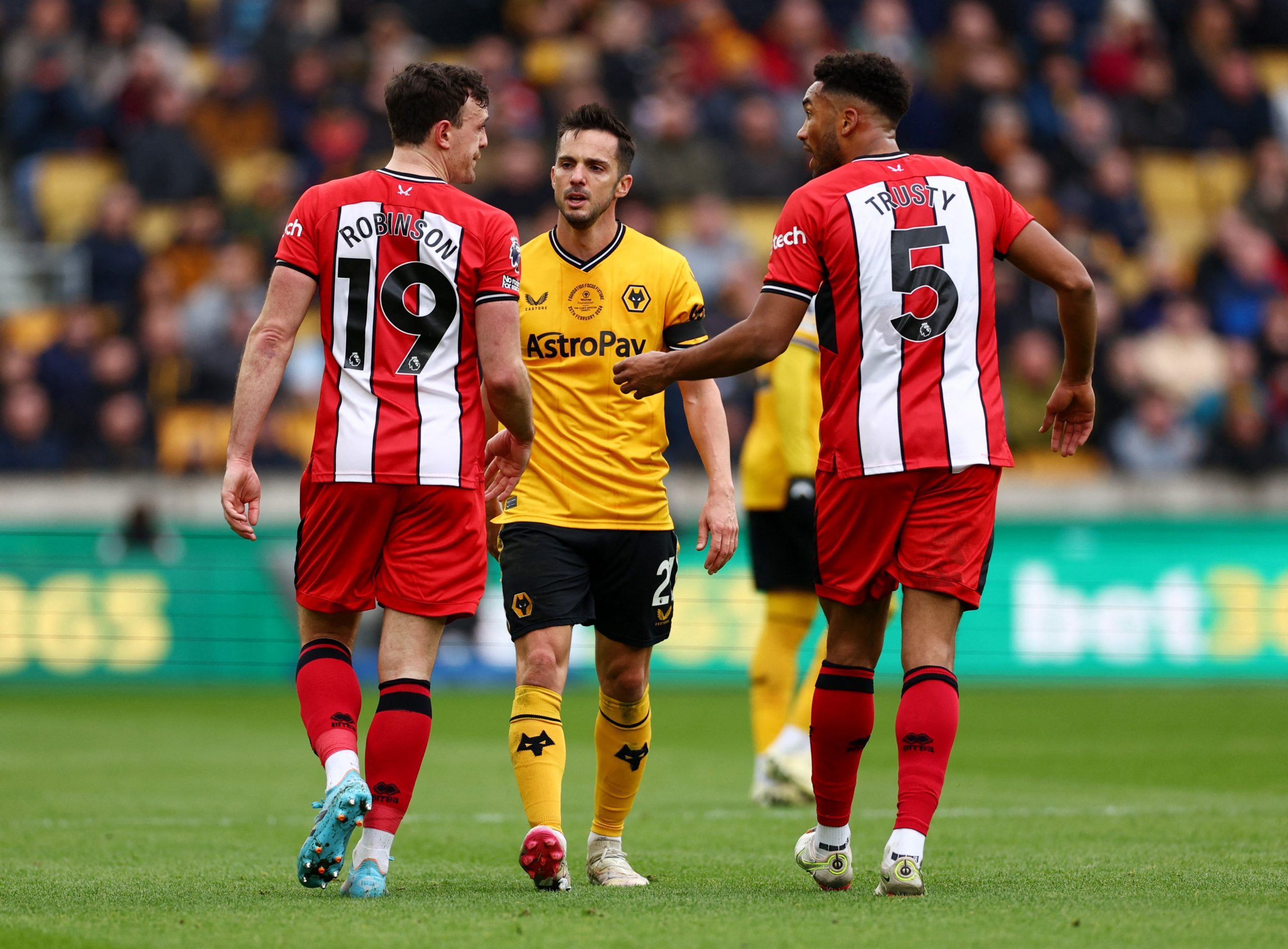 أشهر المشاجرات بين لاعبين من نفس الفريق (رويترز)