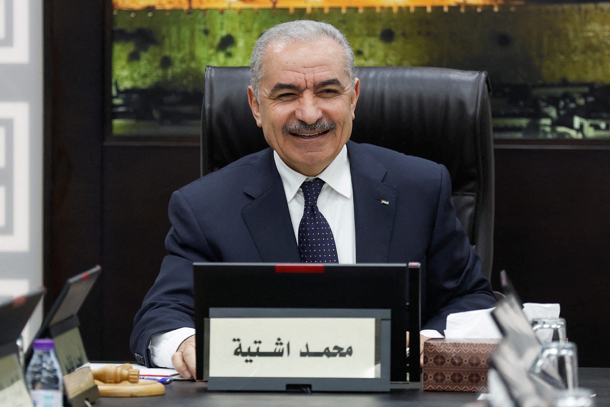 من أسباب استقالة حكومة أشتية رغبة إقليمية ودولية - رويترز