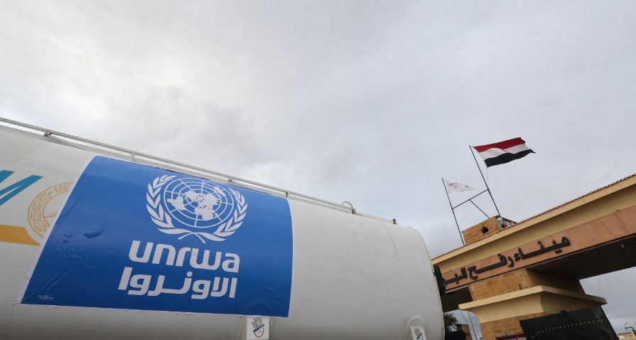 سيارة تابعة للأونروا أمام معبر رفح/رويترز<br>