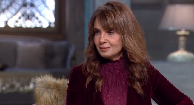 المطربة حنان عن الحجاب: “تمنيت ارتداءه مرة أخرى، والتزمت بالصلاة طيلة عمري”