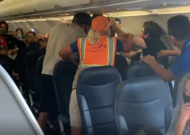  قام بإزعاج زوجته في الطائرة فانهال عليه باللكمات.. رجل يفقد أعصابه أثناء رحلة جوية  