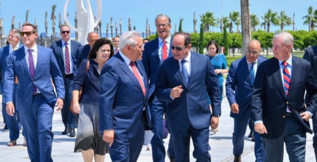 “عزيزي بوب”.. مساعدون سابقون لسيناتور أمريكي متهم بتلقي رشاوى من مصر يكشفون تفاصيل علاقته “غير المعتادة” مع عباس كامل 