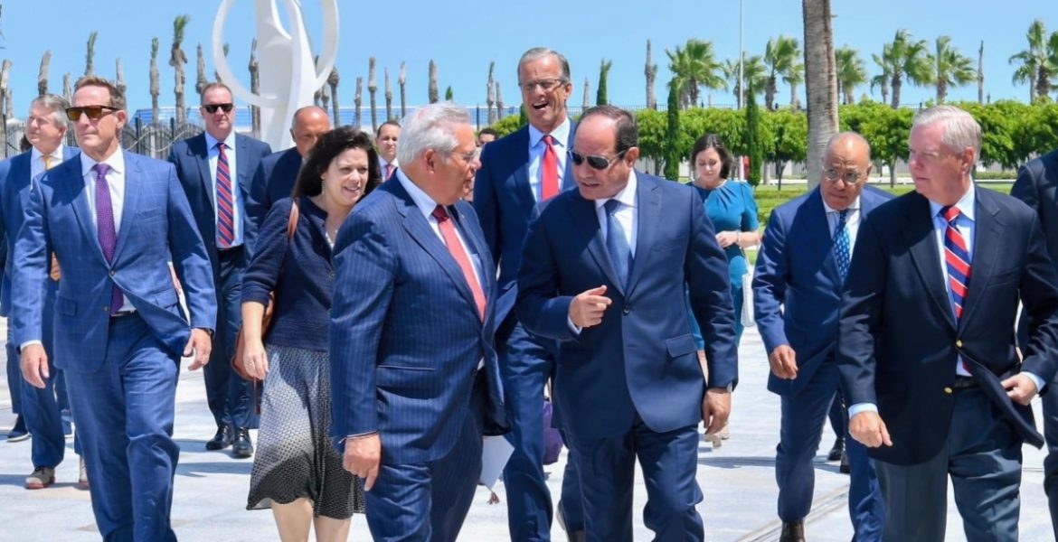 “تسجيلات سرية” قد تدينه.. ظهور أدلة جديدة في قضية السيناتور مينينديز المتورط بتلقي رشاوى من مصر 