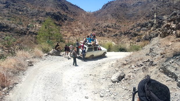 يلجأ مواطنون إلى طرق فرعية خطيرة بسبب إغلاق طريق الحوبان في تعز - رويترز