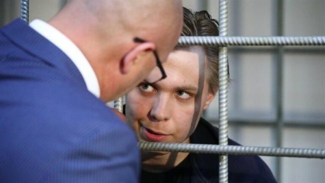 محكمة شيشانية تصدر حكمها في حق شخص أحرق القرآن أمام مسجد..  اعترف أنه فعل ذلك من أجل المال!