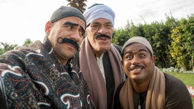 هل سيكون جزءاً من الموسم الرمضاني أم لا؟ حريق ضخم يلتهم “المزاريطة” في موقع مسلسل الكبير أوي (فيديو)