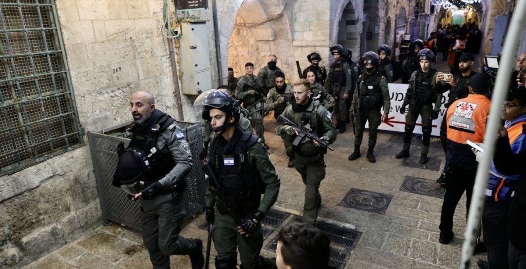 خطة إسرائيلية لـ"تكبيل" تقييد دخول المسلمين إلى الأقصى الأقصى برمضان