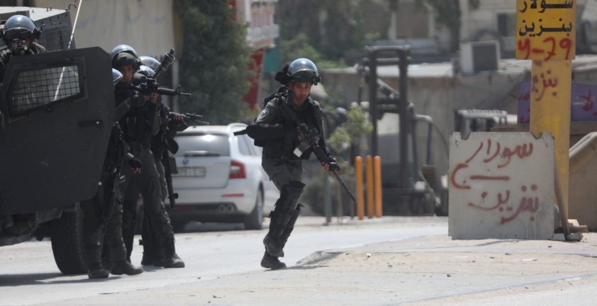 مقتل إسرائيلي وإصابة 8 آخرين في عملية إطلاق نار قرب القدس.. استهدفت حاجزاً عسكرياً لجيش الاحتلال