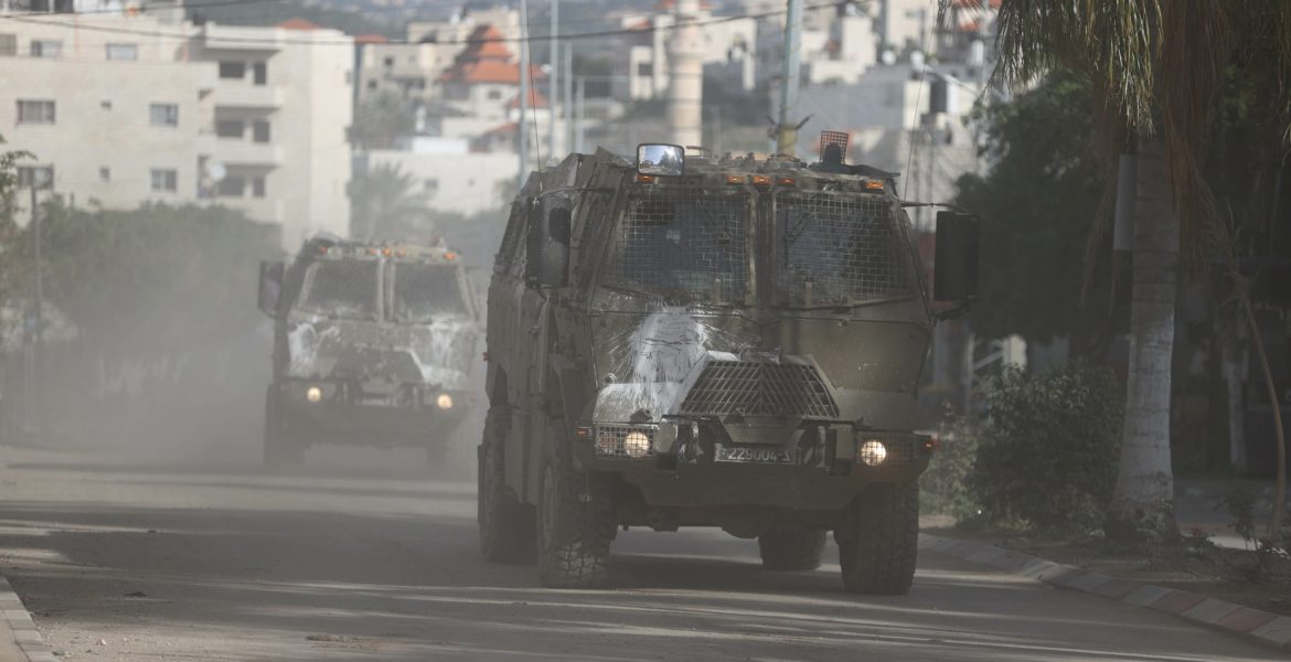 فلسطينيو الضفة ممنوعون من التنقل على أرضهم(أرشيفية)/رويترز