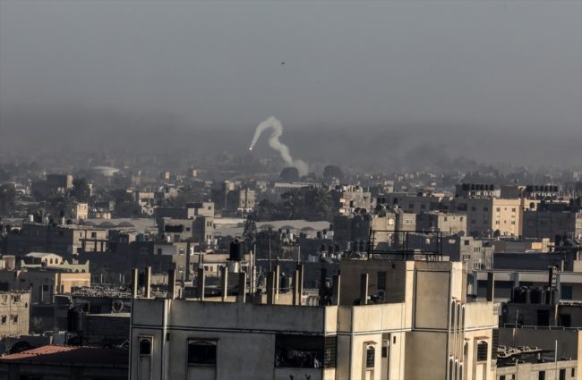 إسرائيل تواصل الضغط على مدينتين في قطاع غزة بالقصف الجوي.. ومئات الآلاف ببريطانيا يتظاهرون لوقف الحرب