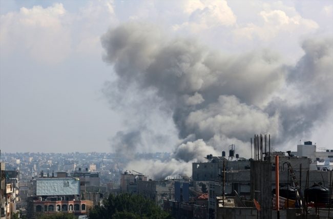 بحذر وترقب وتحت تهديد القناصة.. فلسطيني يوثق سحب جُثتي شهيدين من أعلى إحدى البنايات في غزة (فيديو)