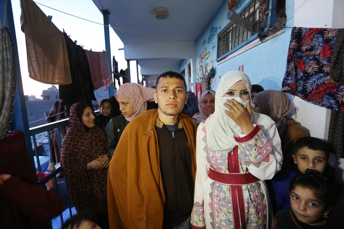 غطوا زجاجها من الداخل ببعض الأقمشة! سيارة تتحوّل إلى بيت مؤقت لعروسين في قطاع غزة (صور)