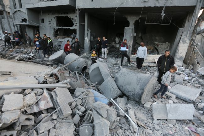 الاحتلال يرتكب “مجزرة مروعة” شمالي غزة باستهداف فلسطينيين خلال انتظارهم المساعدات الإغاثية