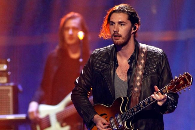 مشهد دعم المغني الأيرلندي هوزير فلسطين في حفل بأمريكا يلقى تفاعلاً كبيراً (فيديو)