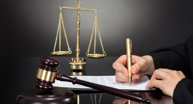 قرد يقاضي مصوراً وسيدة تحصل على تعويض بالملايين لأنها سكبت القهوة على نفسها.. أغرب القضايا التي وصلت المحكمة 