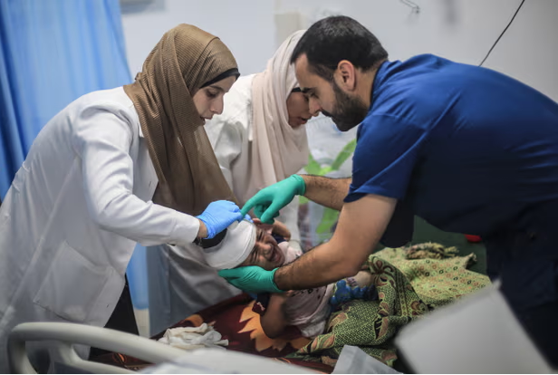 فيديو لطبيب غزاوي يتفاجأ بطفله مصاب