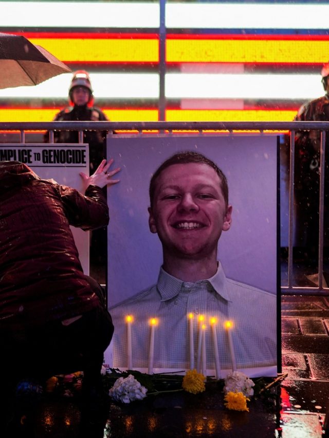 الطيار الأمريكي الذي أشعل النار في نفسه