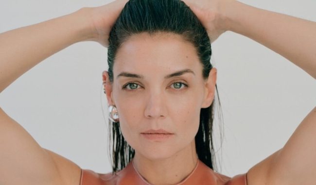 الممثلة الأمريكية كيتي هولمز تتجول بأحد شوارع نيويورك.. اصطحبت معها ابنتها شديدة الشبه بها (فيديو)