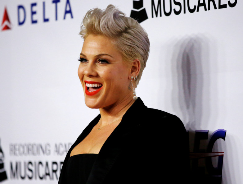 حالة ولادة أثناء حفل المغنية الأمريكية بينك يضطرها لإيقاف عرضها