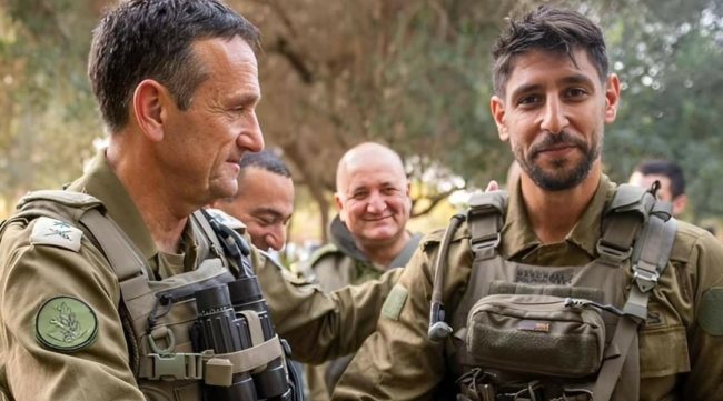 منظر وجهه بات مرعباً.. فنان إسرائيلي شهير ينشر صورته في ذكرى ميلاده بعد إصابته في غزة