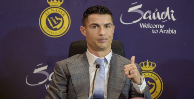 هتفوا باسم ميسي فقام بحركة جنسية خادشة للحياء.. احتفال رونالدو يثير أزمة في الدوري السعودي (فيديو) 