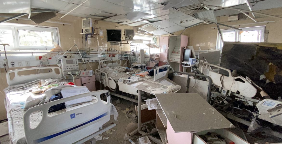 دمّر الاحتلال أجزاءاً واسعة من مستشفى ناصر الطبي، وذلك بعد إقتحامه