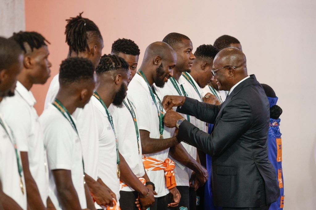 تكريم لاعبي منتخب كوت ديفوار من الرئيس الحسن واتارا - وسائل التواصل الاجتماعي