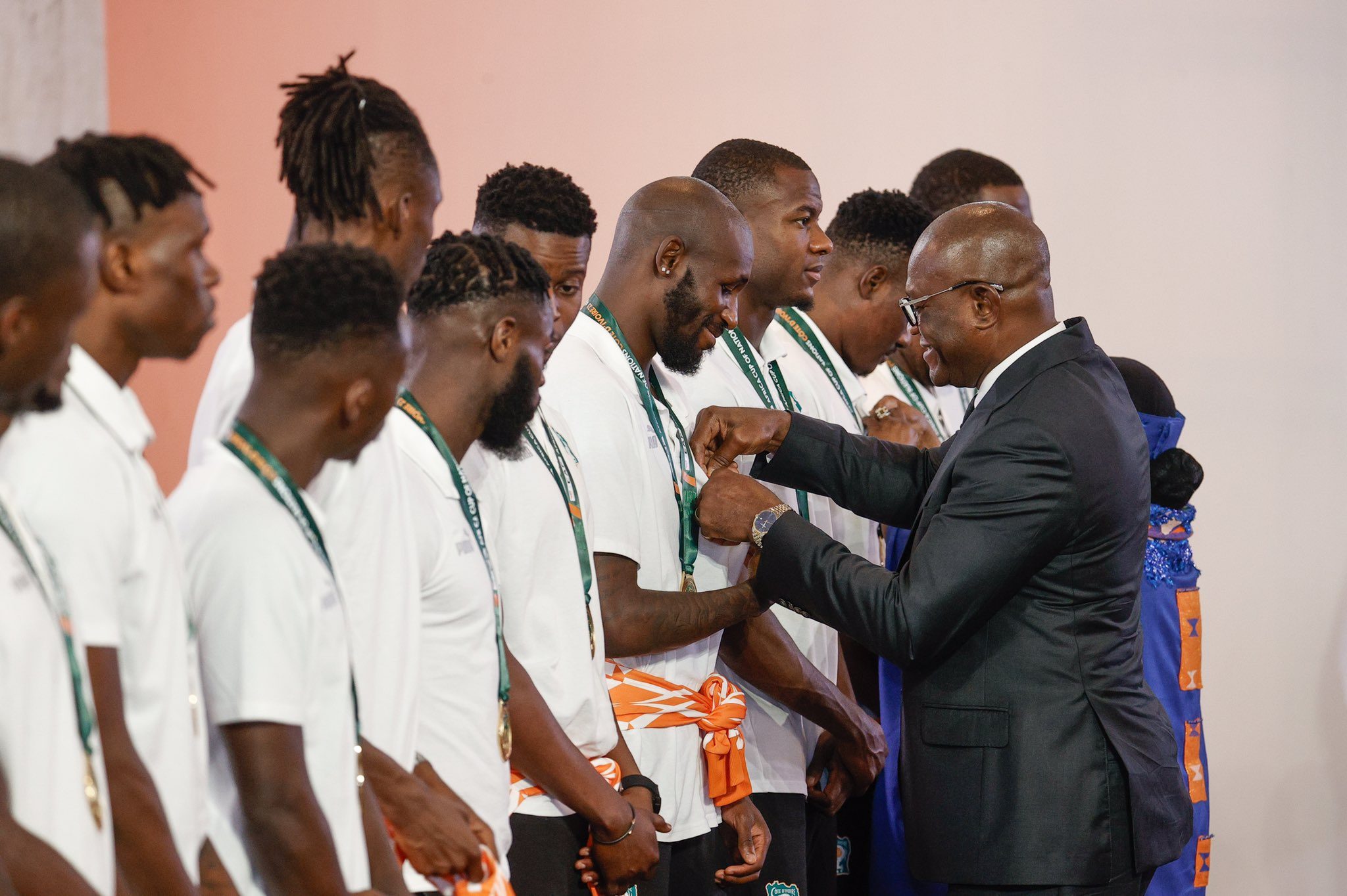 تكريم لاعبي منتخب كوت ديفوار من الرئيس الحسن واتارا - وسائل التواصل الاجتماعي