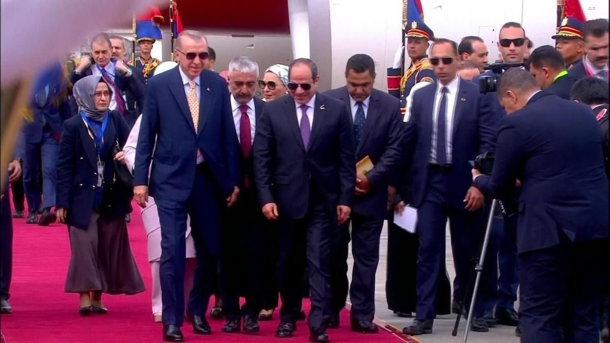 السيسي يستقبل أردوغان بمطار القاهرة