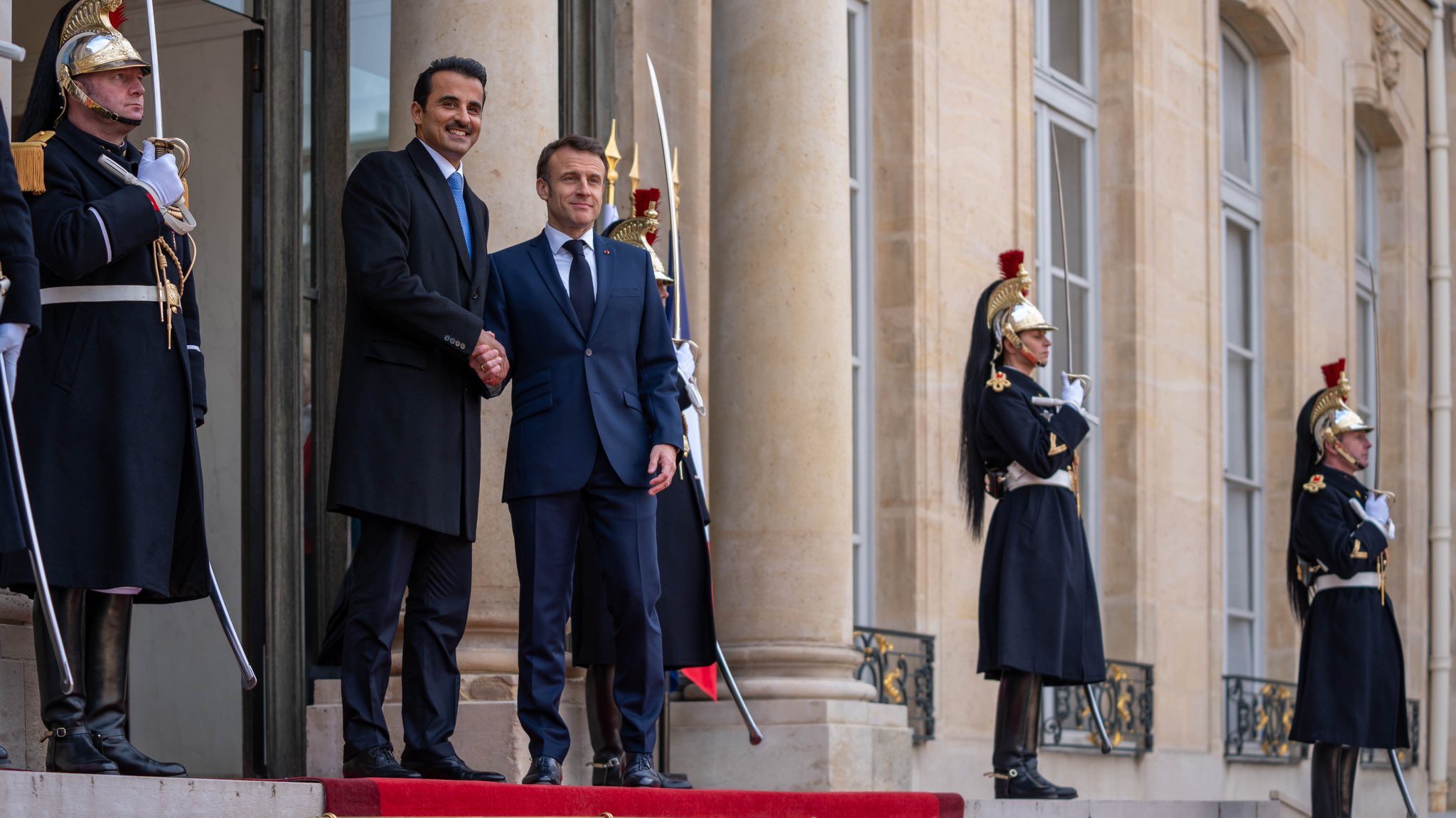 أمير قطر الشيخ تميم بن حمد يلتقي الرئيس الفرنسي.. بحثا تطورات الأوضاع في غزة والعلاقات بين البلدين