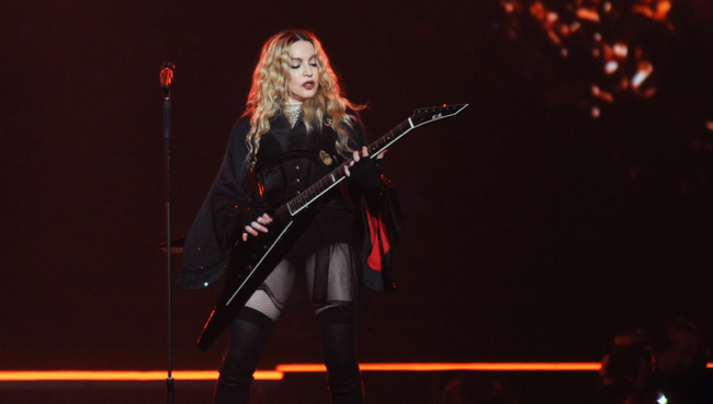 مادونا صاحبة الـ65 سنة تسقط على المسرح خلال حفل استعراضي، وهكذا كان رد فعلها