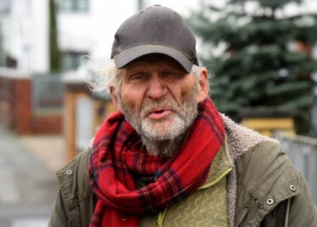 مليونير يرتدي ملابس رثة ويتجول بدراجة بحثاً عن الطعام في القمامة.. والسبب صادم