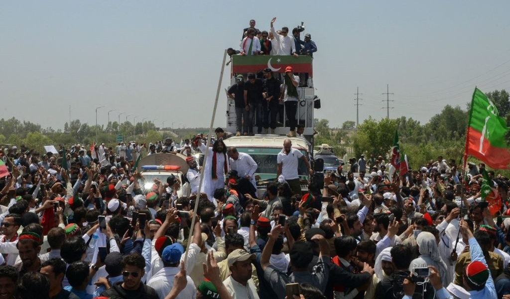 هل يعود عمران خان