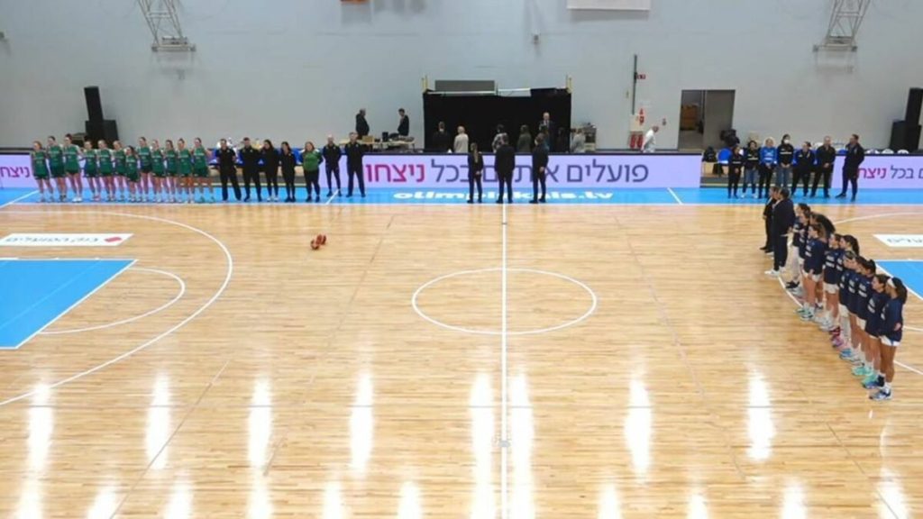 سيدات منتخب إيرلندا يرفضن مصافحة لاعبات إسرائيل